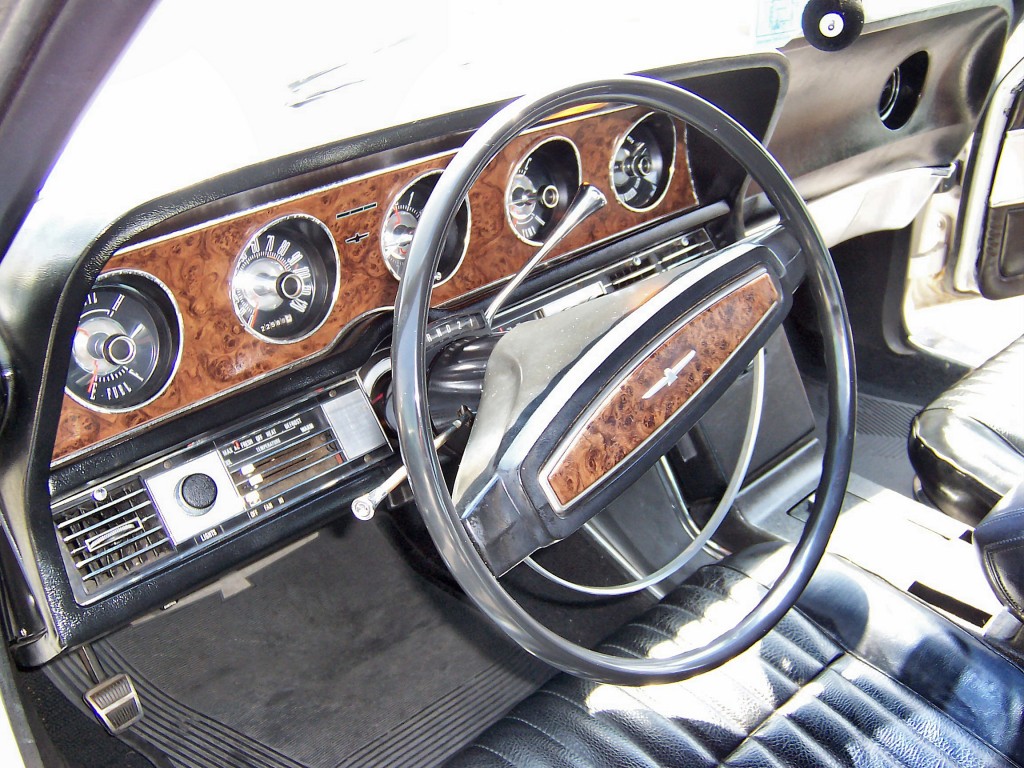 1968_White_Ford_Thunderbird_Fordor_interior