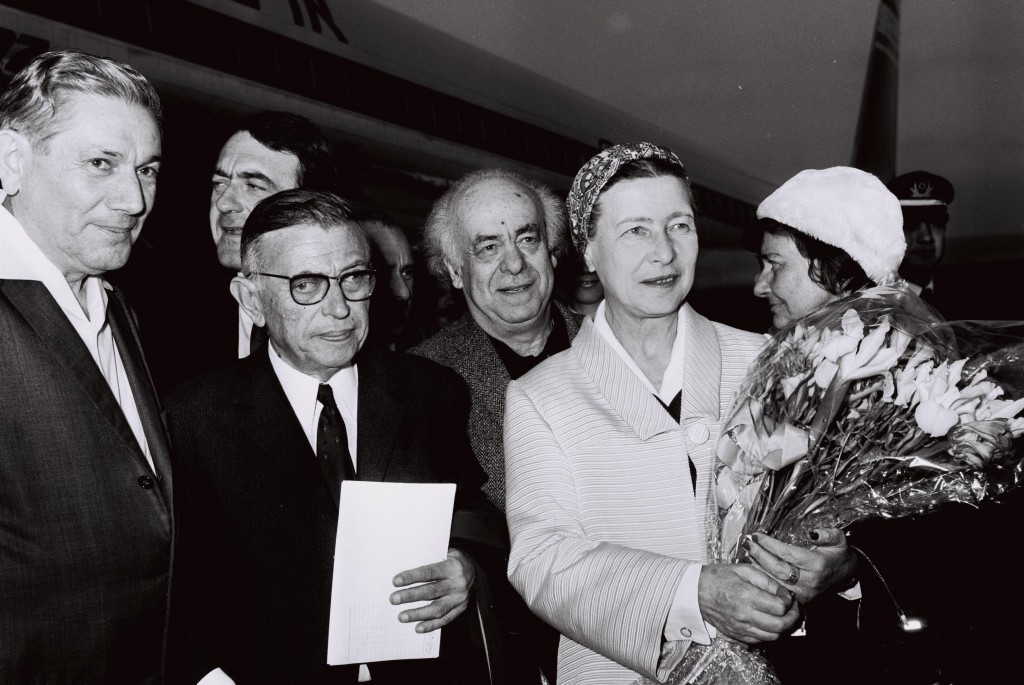 Simone de Beauvoir arriving in Israel with Jean-Paul Sartre, 1967. Photo: Milner Moshe, via Wikimedia Commons.
