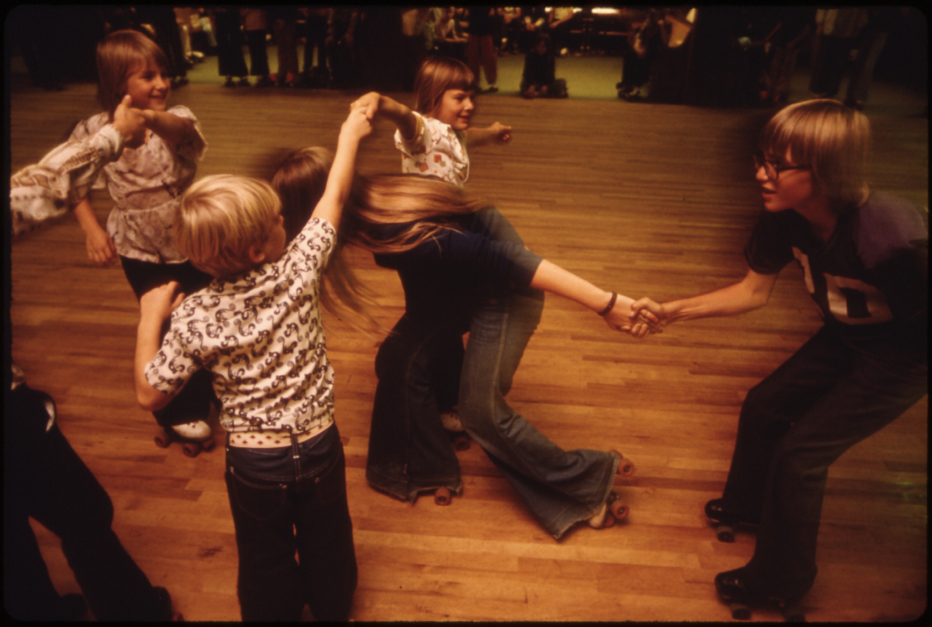 YOUNGSTERS_ROLLER_SKATING_AT_IZZY-DORRY'S_ROLLER_RINK_AT_NEW_ULM,_MINNESOTA._THE_TOWN_IS_A_COUNTY_SEAT_TRADING_CENTER..._-_NARA_-_558229