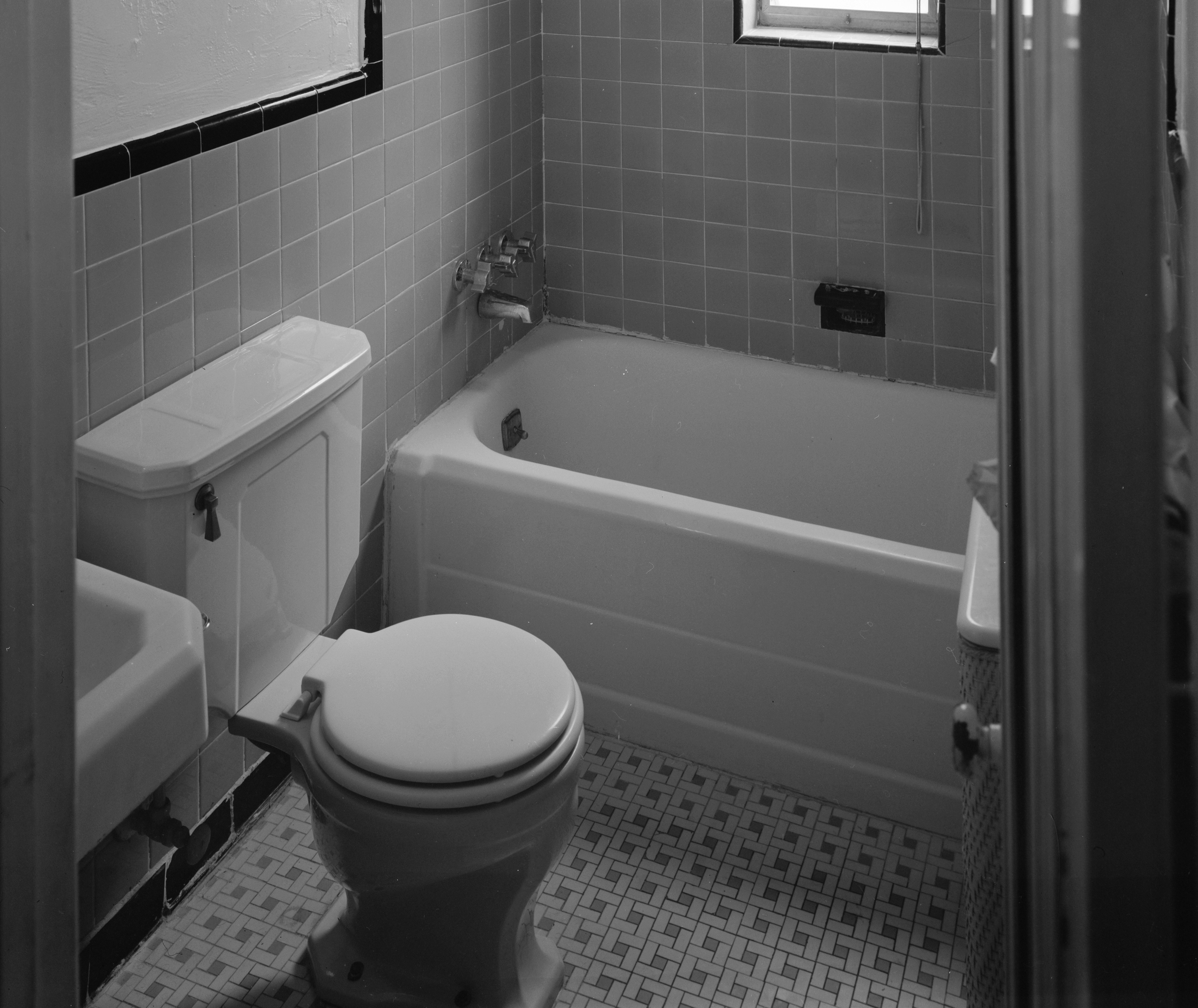 1211_PENNSYLVANIA_AVENUE,_SECOND_FLOOR_APARTMENT,_BATHROOM_-_Miami_Beach_Art_Deco_Historic_District,_Miami,_Miami-Dade_County,_FL_HABS_FLA,13-MIAM,5-57