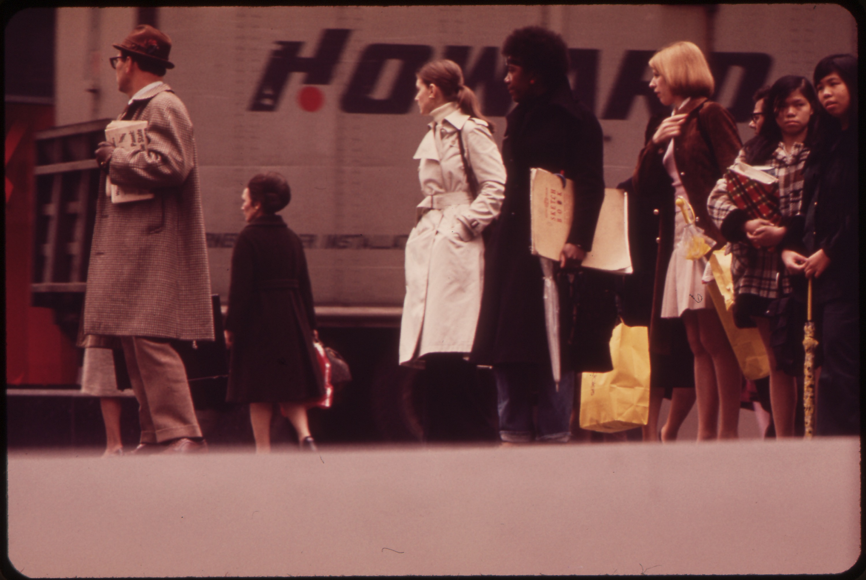 PEDESTRIANS_WAIT_AT_CURB_ON_SEVENTH_AVENUE_-_NARA_-_549855
