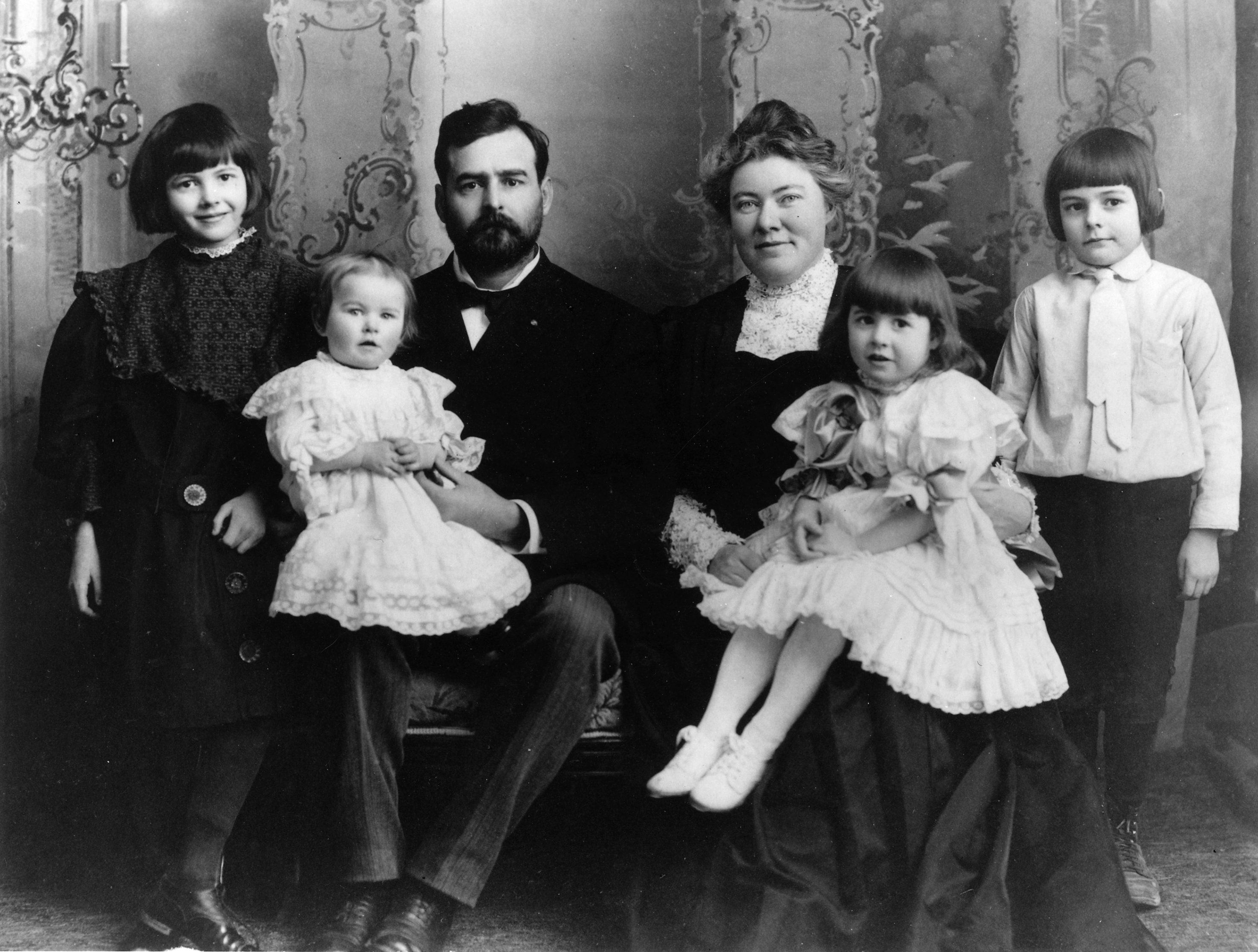 https://www.theparisreview.org/blog/wp-content/uploads/2015/04/ernest_hemingway_with_family_1905.png