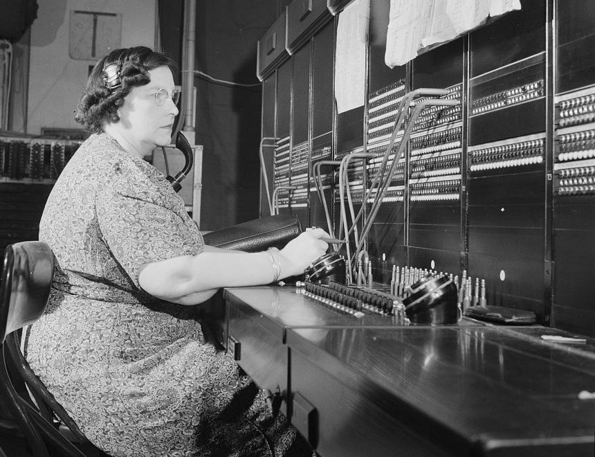 Miss_Ethel_Wakefield,_a_Western_Union_telegraph_PBX_operator_8d30850v