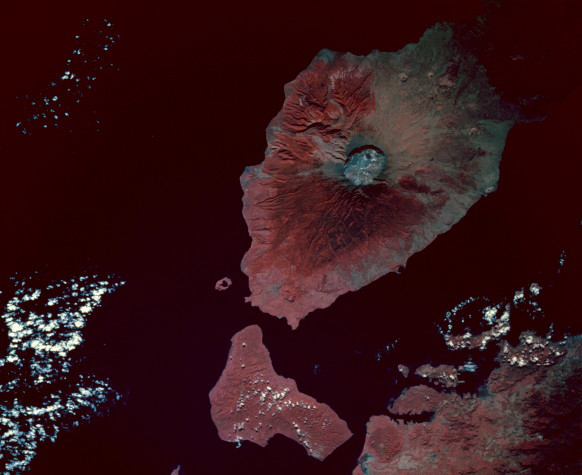 An image of Tambora taken by the Space Shuttle in 1992, with a view of the caldera produced by the 1815 eruption.