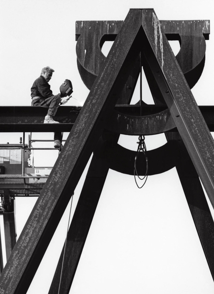 Mark di Suvero finishing Pyramidian, 1987/1998 at Storm King Art Center, Mountainville, NY, 1998. Photo: Jerry Thompson