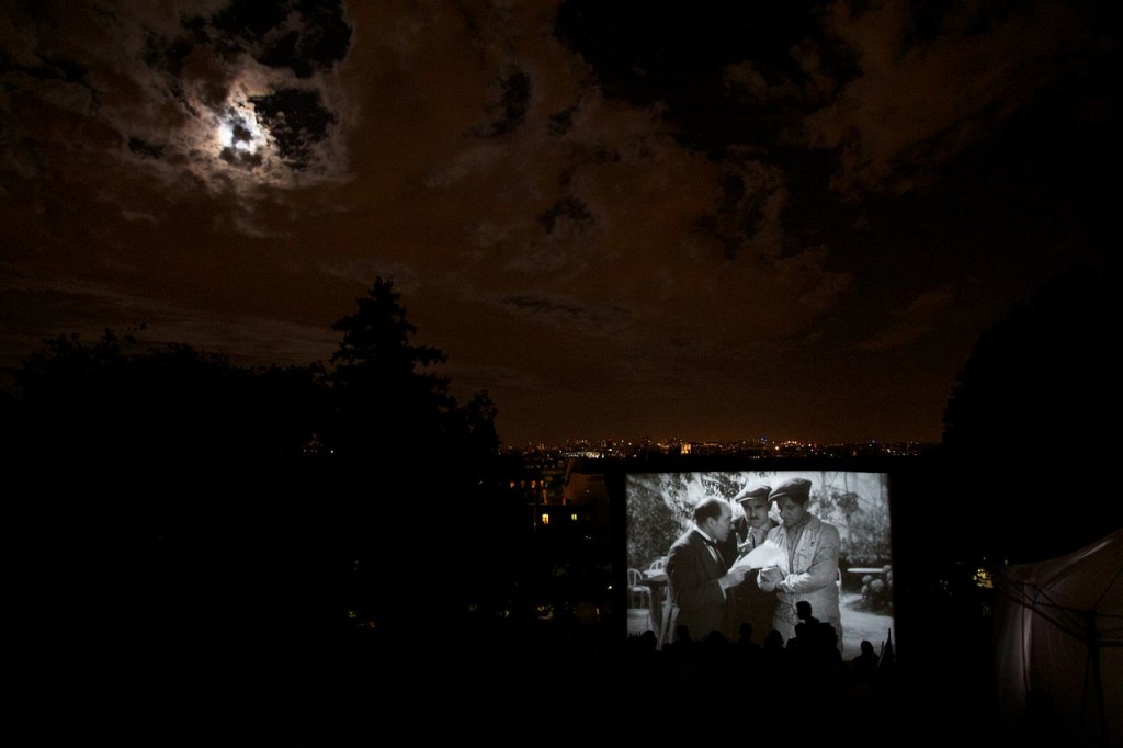 1280px-Outdoor_cinema_2,_Montmartre,_Paris_August_2012