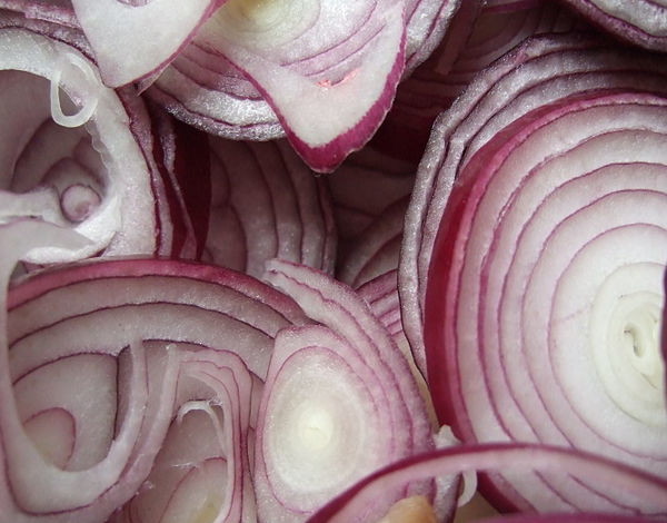 640px-Red_onion_rings_closeup